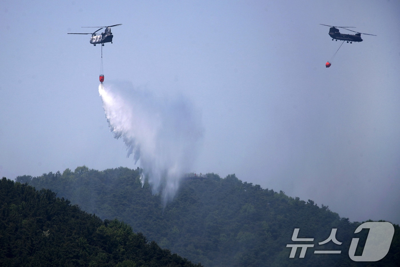 대구 북구 함지산 산불 이틀째인 29일 오후 산불 진화 작전에 투입된 군용 헬기가 함지산 상공에서 물을 뿌리고 있다. 2025.4.29/뉴스1 ⓒ News1 공정식 기자