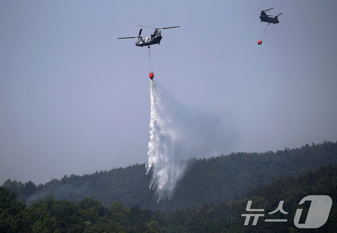 대구 북구 함지산 산불 이틀째인 29일 오후 산불 진화 작전에 투입된 군용 헬기가 함지산 상공에서 물을 뿌리고 있다. 2025.4.29/뉴스1 ⓒ News1 공정식 기자