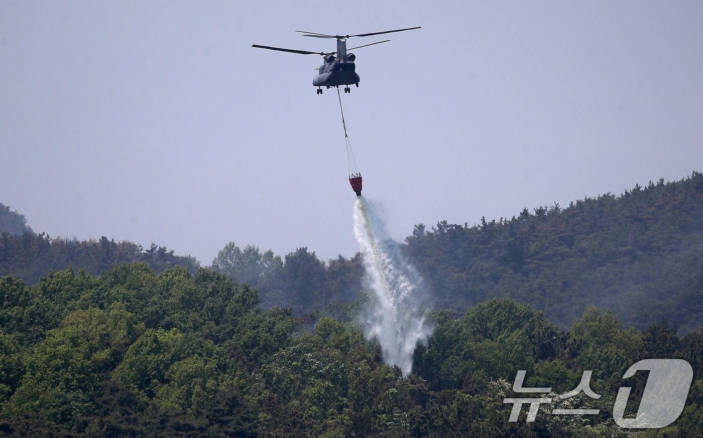 대구 북구 함지산 산불 이틀째인 29일 오후 산불 진화 작전에 투입된 군용 헬기가 함지산 상공에서 물을 뿌리고 있다. 2025.4.29/뉴스1 ⓒ News1 공정식 기자