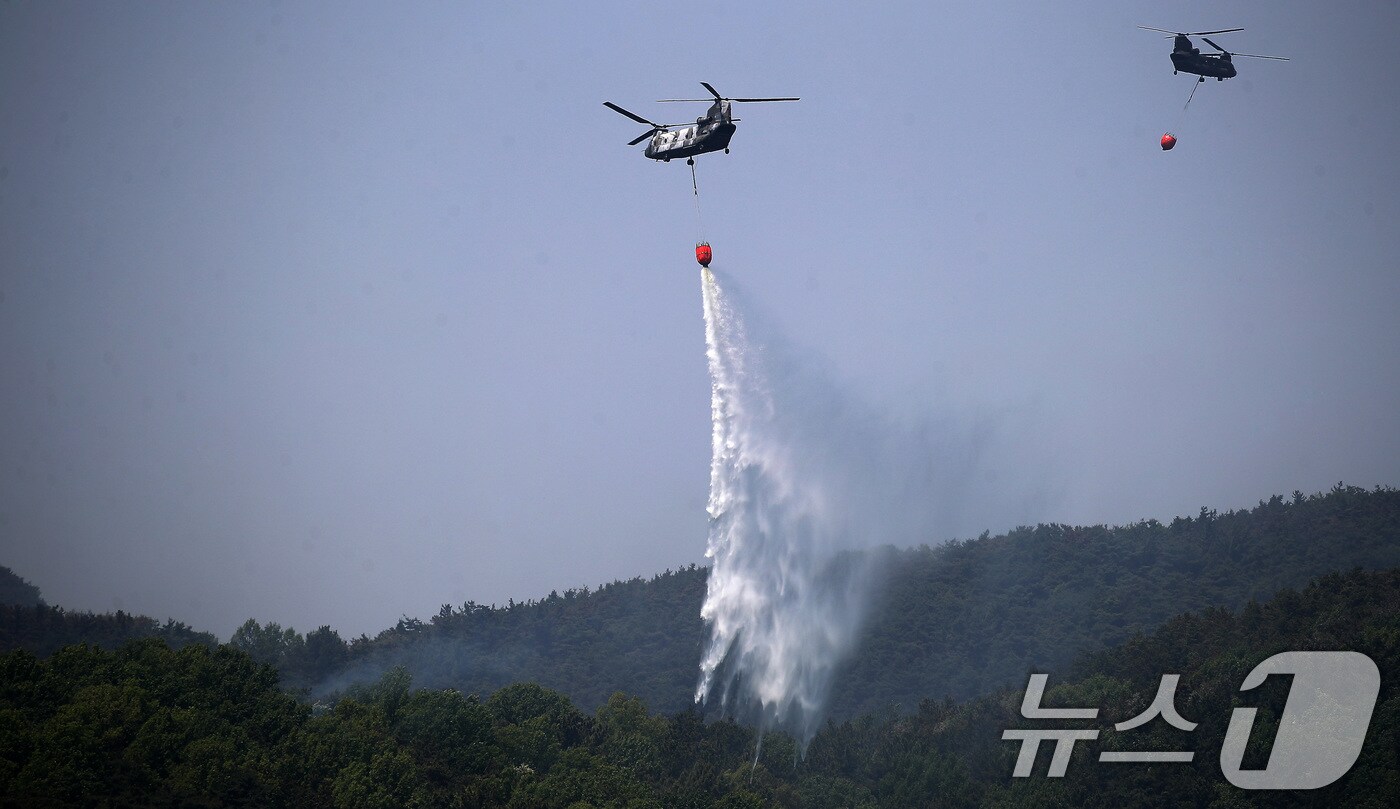 대구 북구 함지산 산불 이틀째인 29일 오후 산불 진화 작전에 투입된 군용 헬기가 함지산 상공에서 물을 뿌리고 있다. 2025.4.29/뉴스1 ⓒ News1 공정식 기자