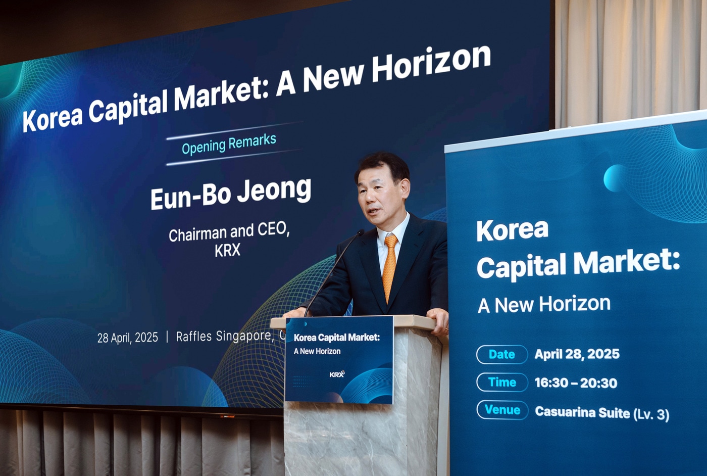 정은보 한국거래소 이사장이 지난 28일 싱가포르에서 열린 '파생상품 야간시장 설명회'에서 글로벌 투자자들에게 야간거래 도입 취지를 설명하고 있다.(한국거래소 제공)/뉴스1