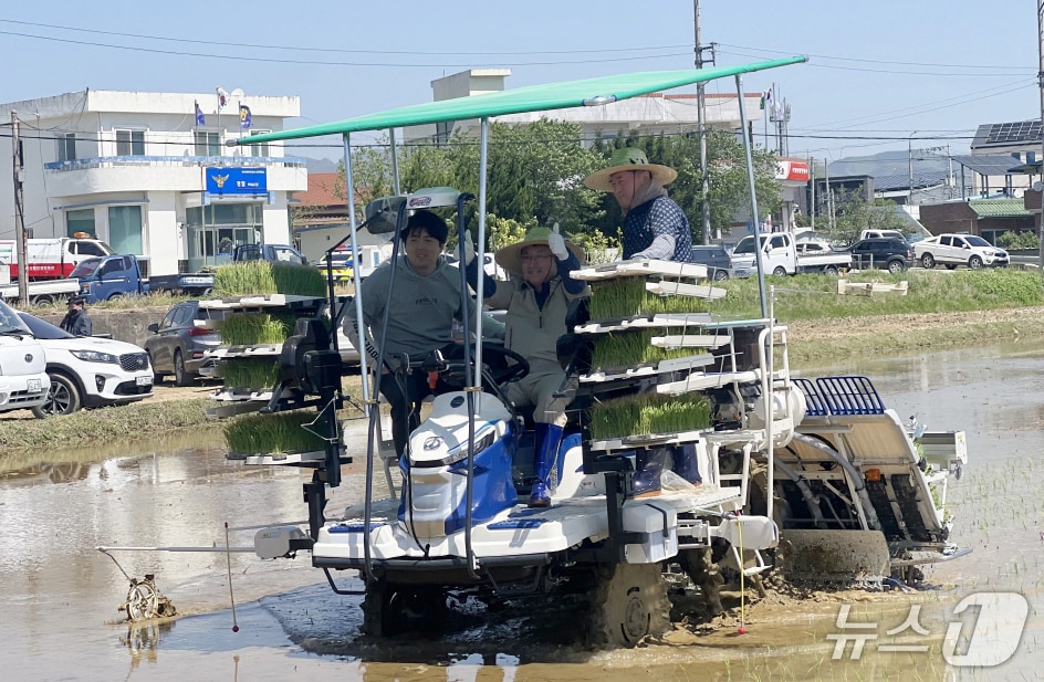 29일 경북 포항시가 본격적인 모내기 철을 앞두고 북구 신광면 들녘에서 '스마트 모내기 시연회'를 개최한 가운데  작업자의 도움 없이 모를 심을 수 있는 이양기를 몰고 있다. (포항시제공, 제판매 및 DB 금지) 2025.4.29/뉴스1 
