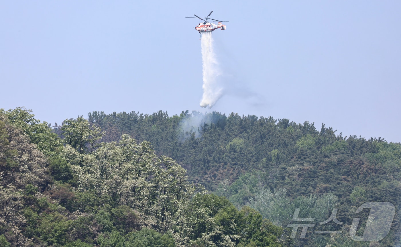 대구 북구 함지산 산불 이틀째인 지난 4월29일 오후 산불 진화 작전에 투입된 산림청 헬기가 함지산 상공에서 물을 뿌리고 있다. 2025.4.29/뉴스1 ⓒ News1 김도우 기자