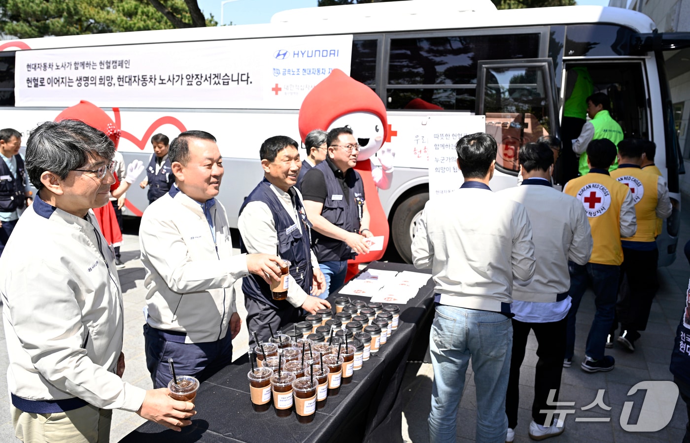 현대자동차 노사가 29일 울산공장 본관에서 노사합동 헌혈 캠페인을 벌여 임직원 헌혈 참여를 독려하고 있다.(현대자동차제공. 재판매 및 DB 금지)