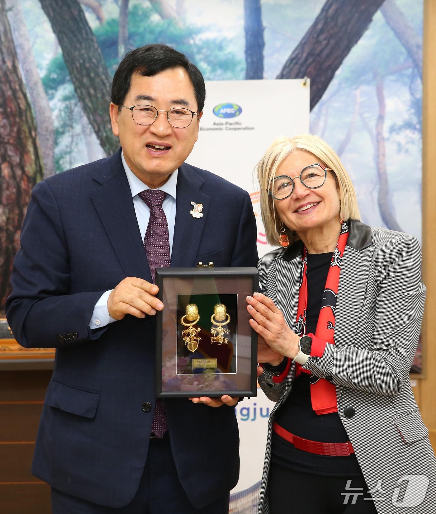 주낙영 경북 경주시장이 28일 경주시청에서 이탈리아 에밀리아 가토 주한 이탈리아 대사와 만나 두 도시 간 교류 협력 등에 대해 협의했다. (경주시제공, 제판매 및 DB 금지) 2025.4.29/뉴스1