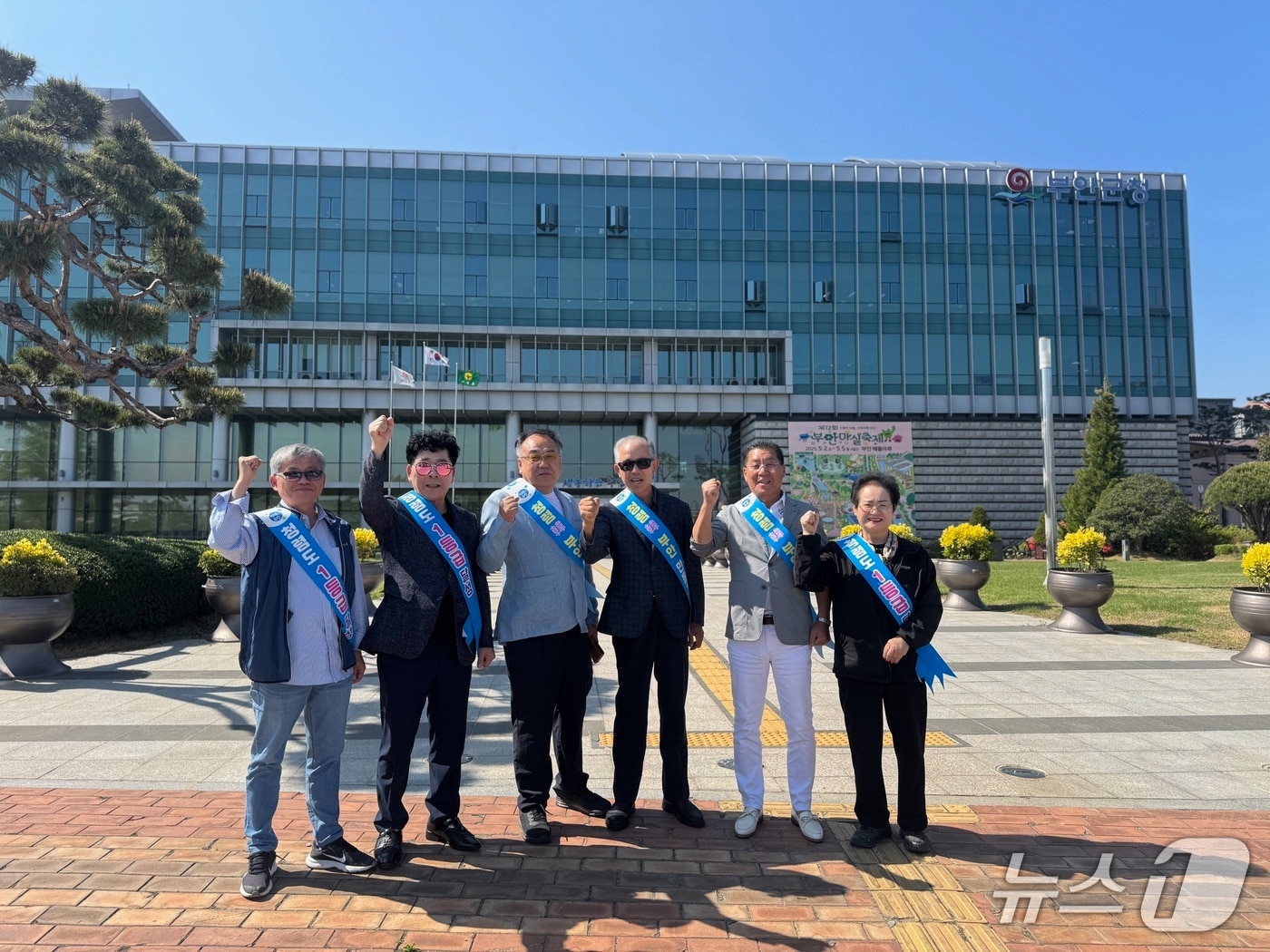 부안군은 5월 가정의 달과 대표 축제인 ‘부안마실축제’ 기간을 맞아 관광택시 50% 할인 이벤트를 진행한다. 관광택시 기사들이 친절하고 청렴한 관광택시 운행을 다짐하고 있다.(부안군 제공, 재판매 및 DB금지)