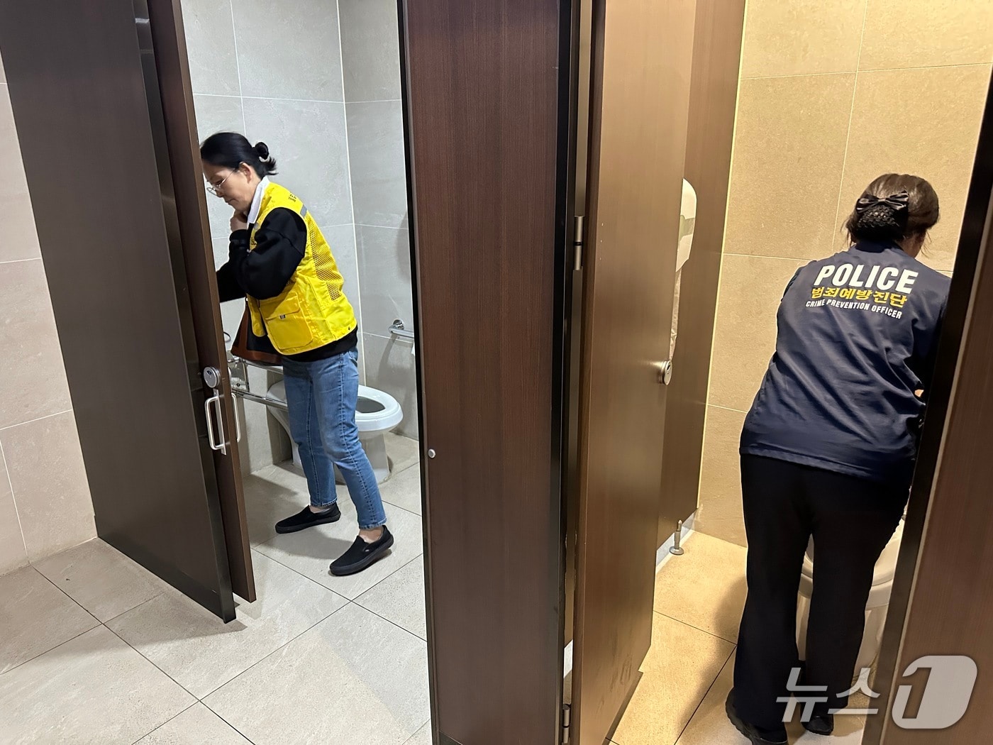 경기 하남시 미사역 한 건물 화장실에서 공무원들이 불법촬영 기기 설치 여부를 점검하고 있다.(하남시 제공. 재판매 및 DB 금지)/뉴스1