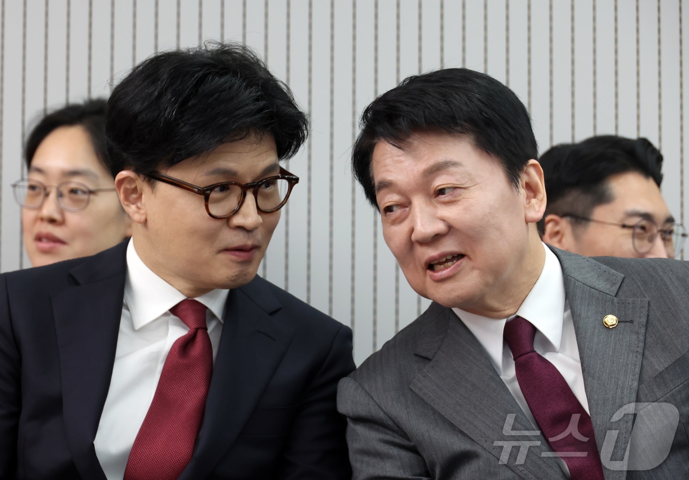 2025년 4월 29일 서울 여의도 국민의힘 당사에서 열린 제21대 대통령 후보자 국민의힘 3차 경선 진출자 발표 전 한동훈, 안철수 후보가 대화하고 있는 모습. 2025.4.29 ⓒ 뉴스1 국회사진취재단