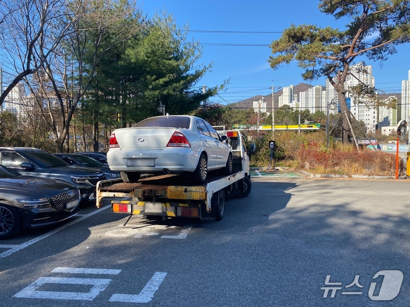 경찰이 차량을 압수하고 있다.(기장경찰서 제공. 재판매 및 DB 금지)