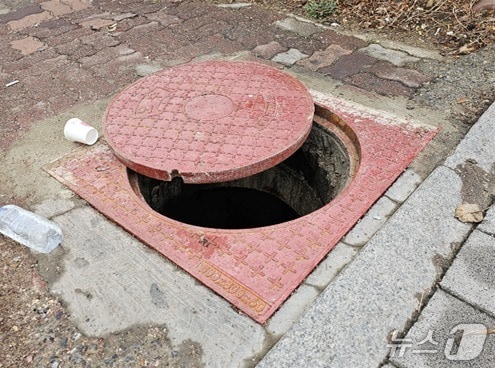 노후화한 콘크리트 맨홀 뚜껑. (수원시 제공. 재판매 및 DB 금지) 2025.4.29/뉴스1