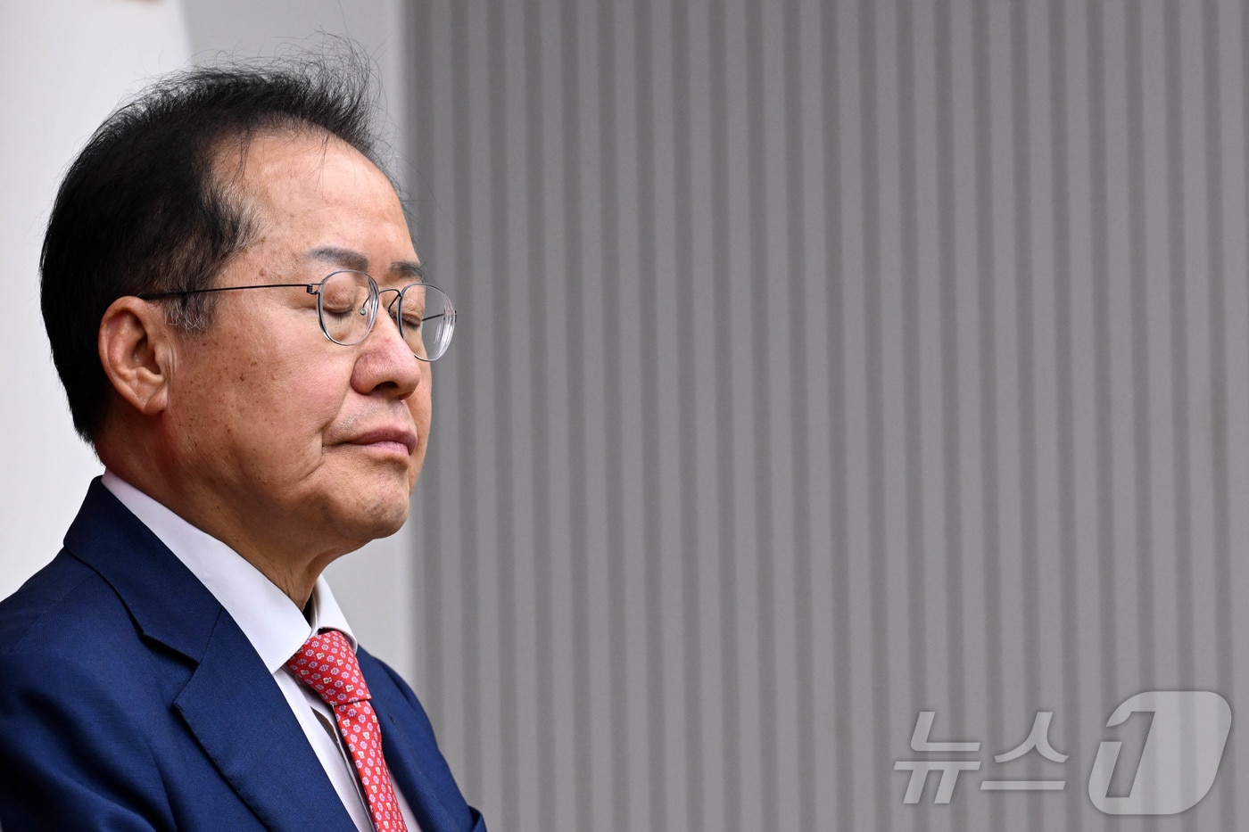 홍준표  전 대구시장. 사진은 지난 4월  29일 서울 여의도 국민의힘 당사에서 열린 제21대 대통령 후보자 국민의힘 3차 경선 진출자 발표 행사에서 탈락 발표가 난 후 눈을 감고 있는 모습. 2025.4.29/뉴스1 ⓒ News1 국회사진취재단