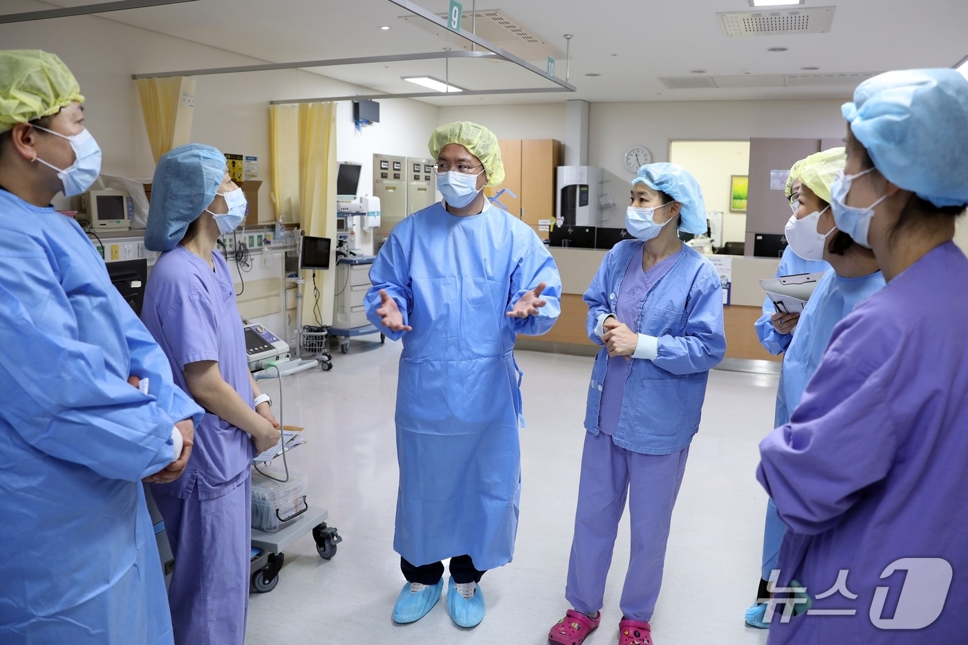 울산대학교병원 경영진이 환자 안전 문화 정착을 위한 리더십 워크라운드를 실시하고 있다.&#40;울산대학교병원제공. 재판매 및 DB 금지&#41;