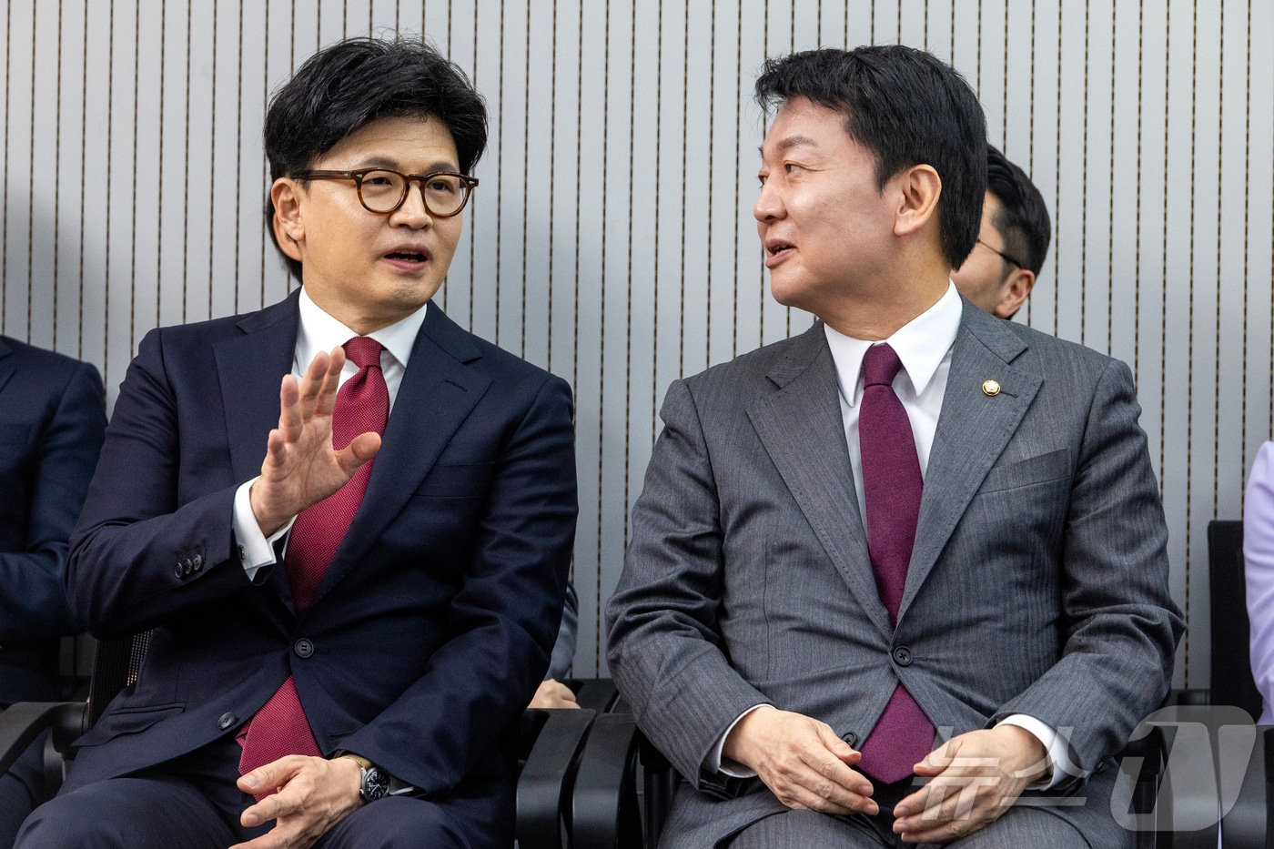 제21대 대통령후보자 국민의힘 3차 경선 진출자를 발표하는 지난 4월 29일 오후 서울 여의도 국민의힘 중앙당사에서 한동훈, 안철수 후보가 대화하고 있다. 2025.4.29/뉴스1 ⓒ News1 국회사진취재단