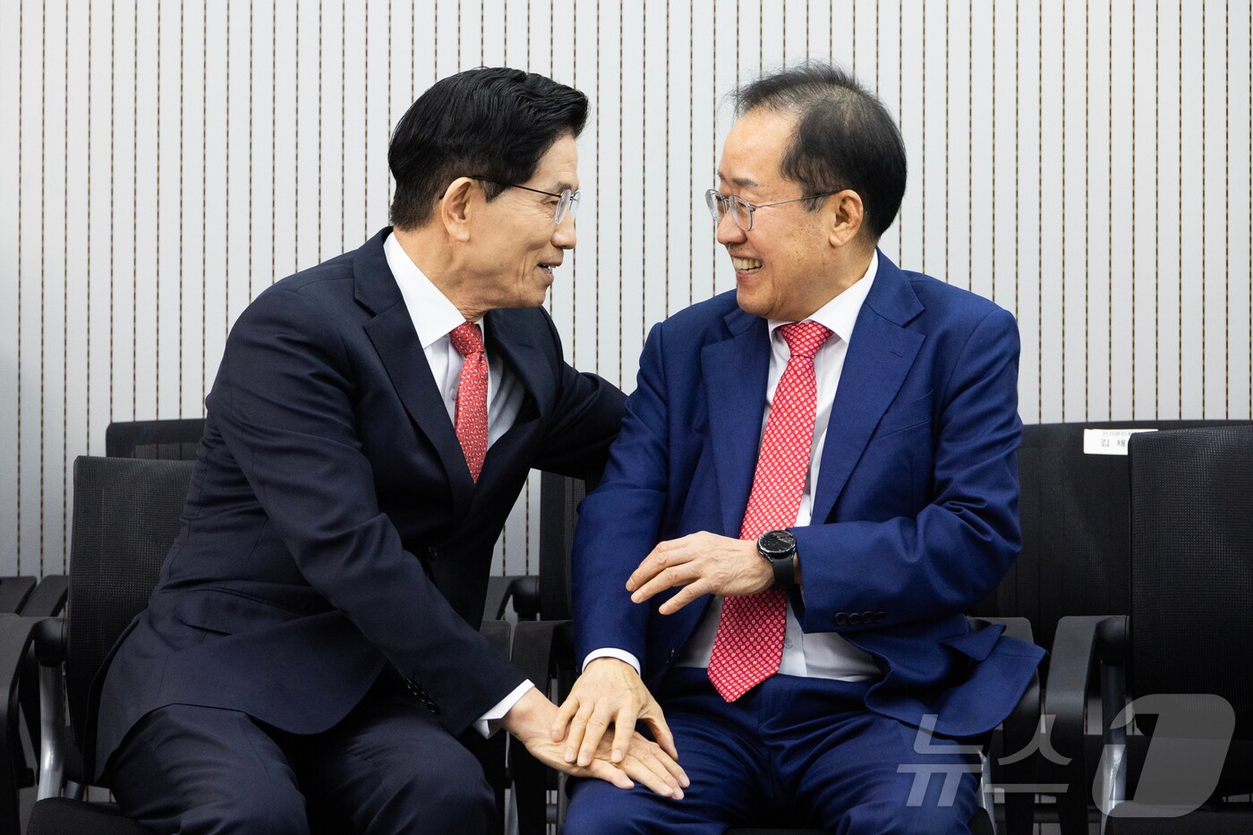 제21대 대통령후보자 국민의힘 3차 경선 진출자를 발표하던 지난 4월 29일 오후 서울 여의도 국민의힘 중앙당사에서 김문수, 홍준표 후보가 대화하고 있다. 2025.4.29/뉴스1 ⓒ News1 국회사진취재단