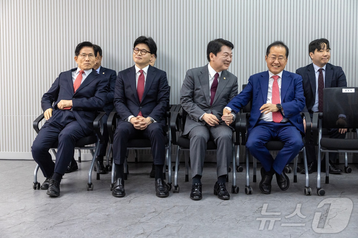 제21대 대통령후보자 국민의힘 3차 경선 진출자를 발표하는 29일 오후 서울 여의도 국민의힘 중앙당사에서 김문수, 한동훈, 안철수, 홍준표 후보가 결과를 기다리고 있다. 2025.4.29/뉴스1 ⓒ News1 국회사진취재단