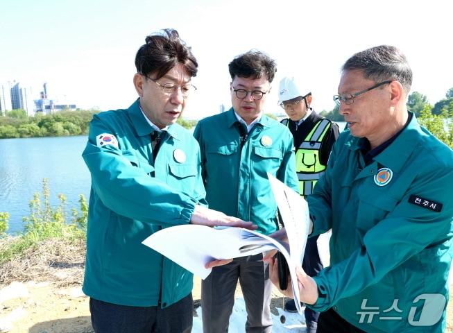 우범기 전주시장(사진 맨 왼쪽)이 29일 오후, 토사유출이 발생한 전미동 백석저수지를 방문, 수방대책과 비상연락체계 구축 여부 등을 점검했다.(전주시 제공, 재판매 및 DB 금지)/뉴스1
