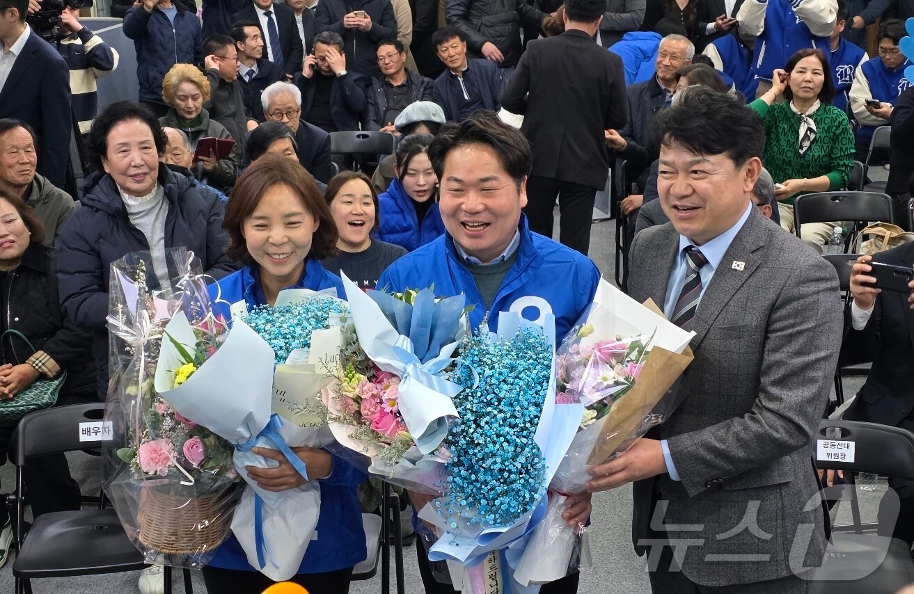 2일 실시된 아산시장 재선거에 출마한 오세현 더불어민주당 후보&#40;오른쪽&#41;가 당선이 확정되자 충남 아산시 모종동에 마련한 선거사무소에서 아내 윤순원 씨와 함께 기뻐하고 있다. 2025.4.3/뉴스1 ⓒ News1 이시우 기자