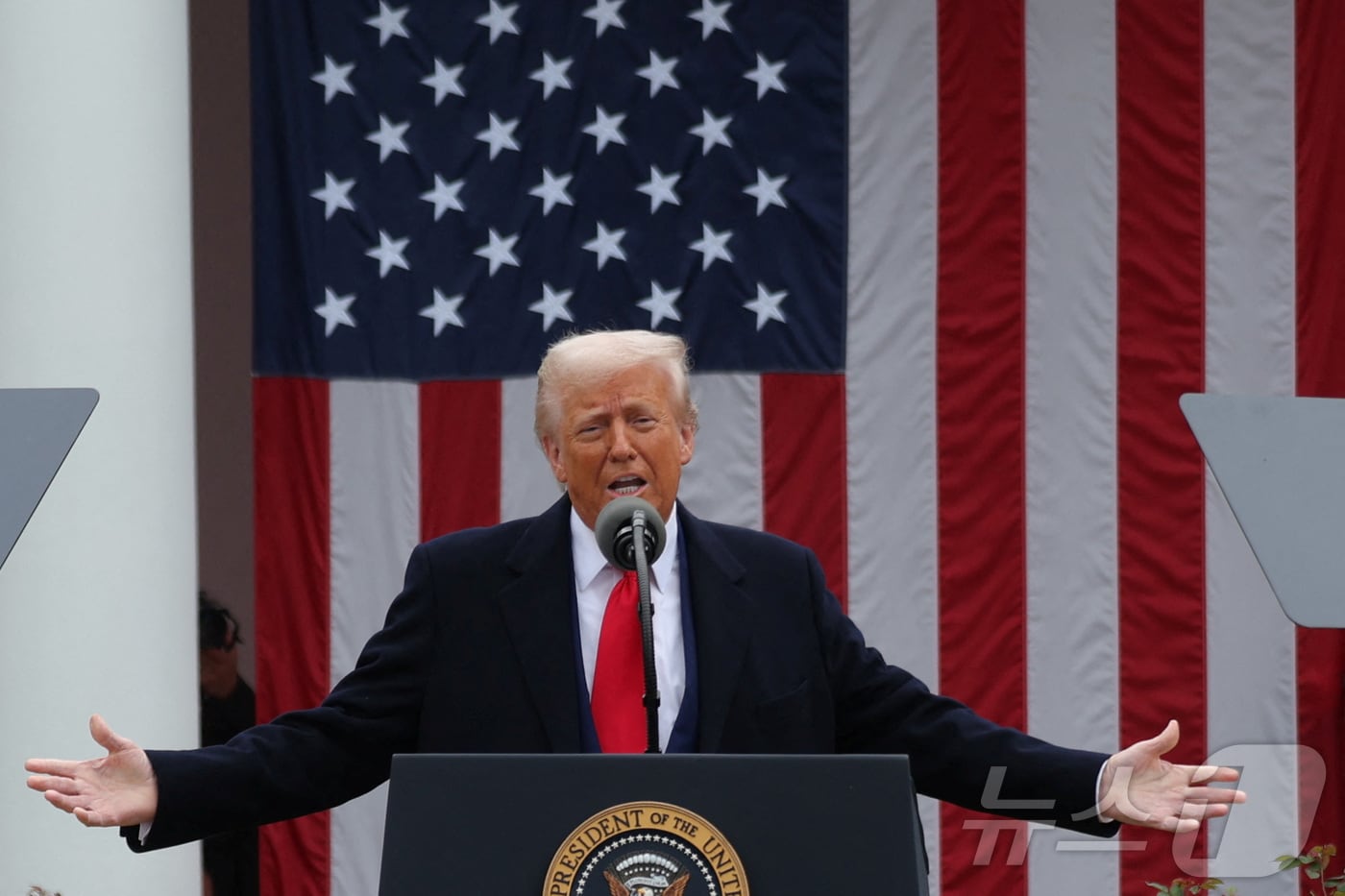 도널드 트럼프 미국 대통령이 2일(현지시간) 미국 워싱턴DC 백악관 로즈가든에서 "오늘은 미국 해방의 날＂이라면서 ＂역사적 상호관세에 서명할 것＂이라고 밝히고 있다. ⓒ 로이터=뉴스1 ⓒ News1 류정민 특파원