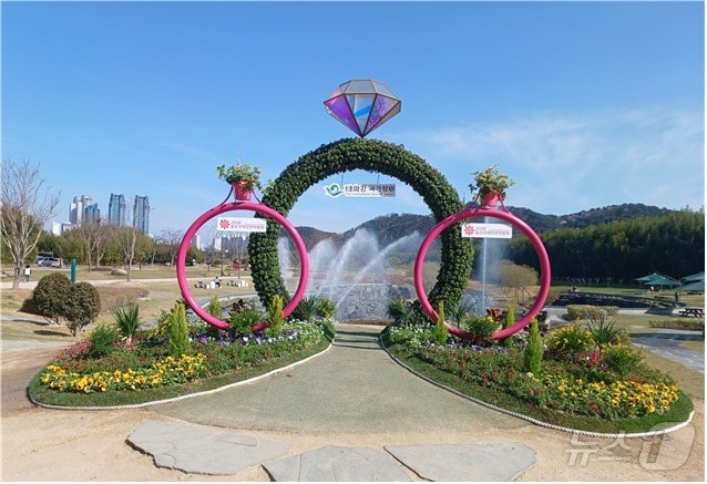 울산태화강국가정원에 설치된 대형꽃반지.(울산광역시제공.재판매 및 DB금지)