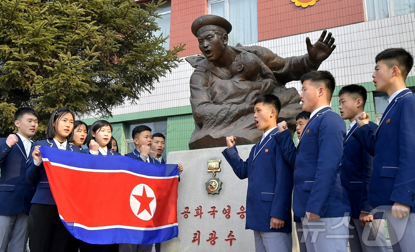 (평양 노동신문=뉴스1) = 북한 노동당 기관지 노동신문은 3일 선교구역 리광수고급중학교에서 "졸업을 앞두고 영웅의 숭고한 넋을 이어 조국을 총대로 굳건히 수호해갈 굳은 맹세를 다지고 있다"라고 보도했다. [국내에서만 사용가능. 재배포 금지. DB 금지. For Use Only in the Republic of Korea. Redistribution Prohibited] rodongphoto@news1.kr