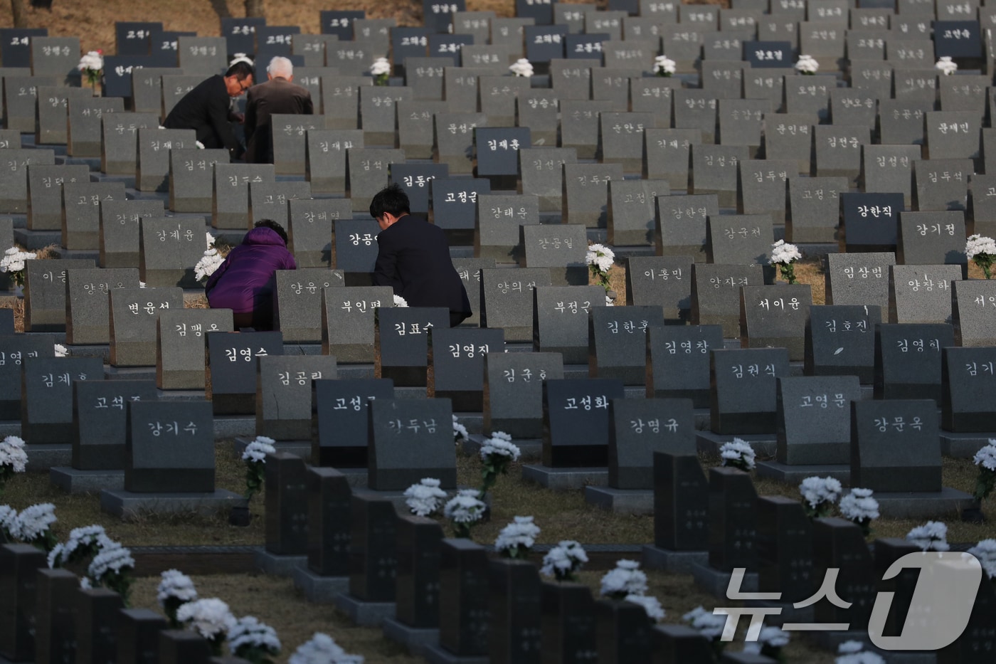 3일 제77주년 4·3희생자 추념식 봉행에 앞서 제주시 봉개동 제주4·3평화공원 행방불명인 묘역에서 유족들이 희생자의 넋을 기리고 있다.(제주도사진기자회. 재판매 및 DB 금지) 2025.4.3/뉴스1 