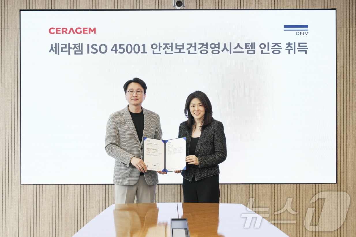 ISO 45001 인증 수여식에서 세라젬 이경수 대표(왼쪽)와 DNV 비즈니스어슈어런스 이소영 대표가 기념사진을 촬영하고 있다. (세라젬 제공)
