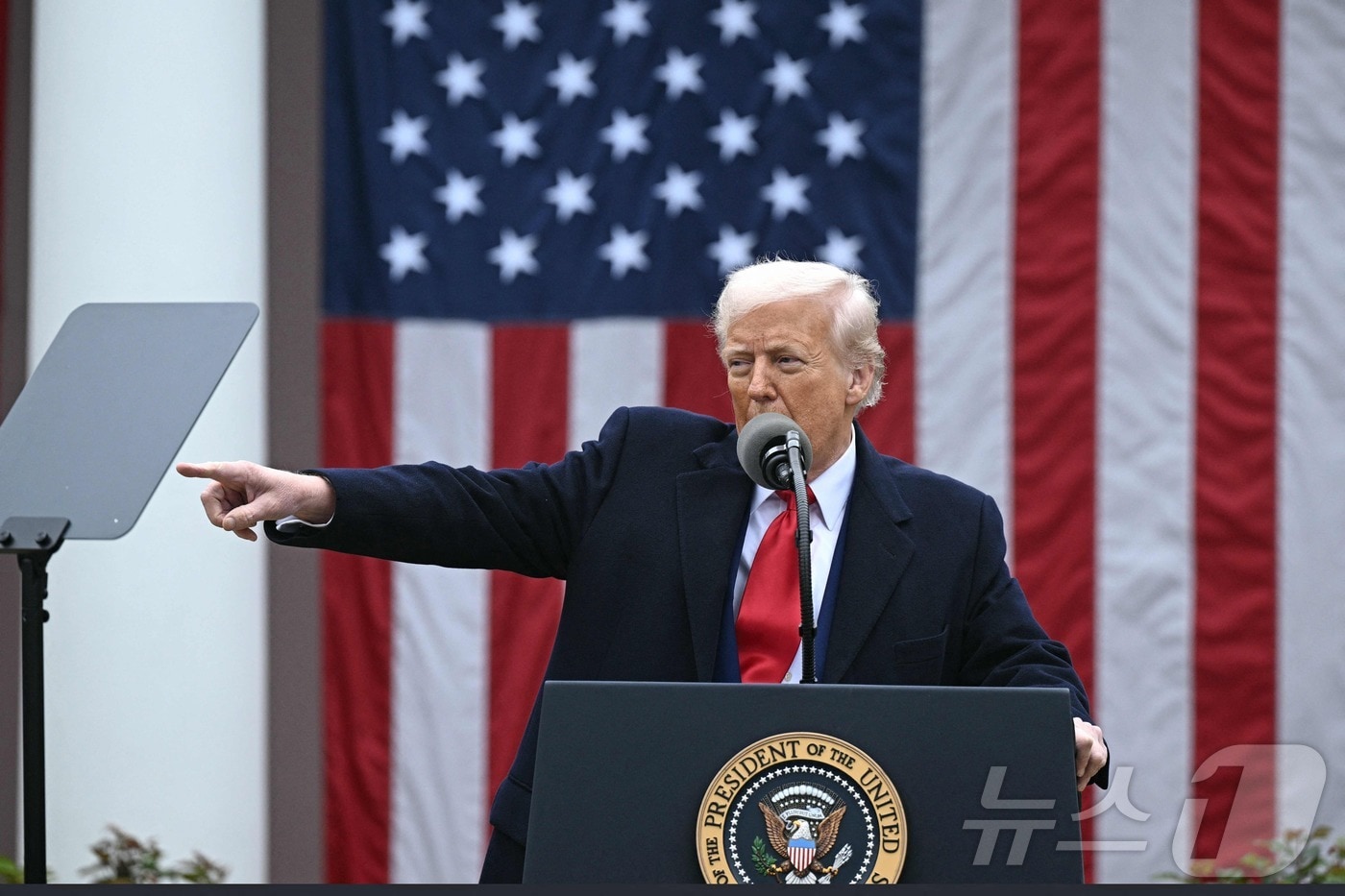 도널드 트럼프 미국 대통령이 2일(현지시간) 워싱턴 백악관 로즈가든에서 열린 ‘미국을 다시 부유하게’ 행사서 상호관세를 발표하는 행정명령 서명식 연설서 “상호 관세로 미국을 더 위대하게 만들고 미국을 다시 부유하게 만들 것"이라고 주장하고 있다. 2025.04.03 ⓒ AFP=뉴스1 ⓒ News1 우동명 기자