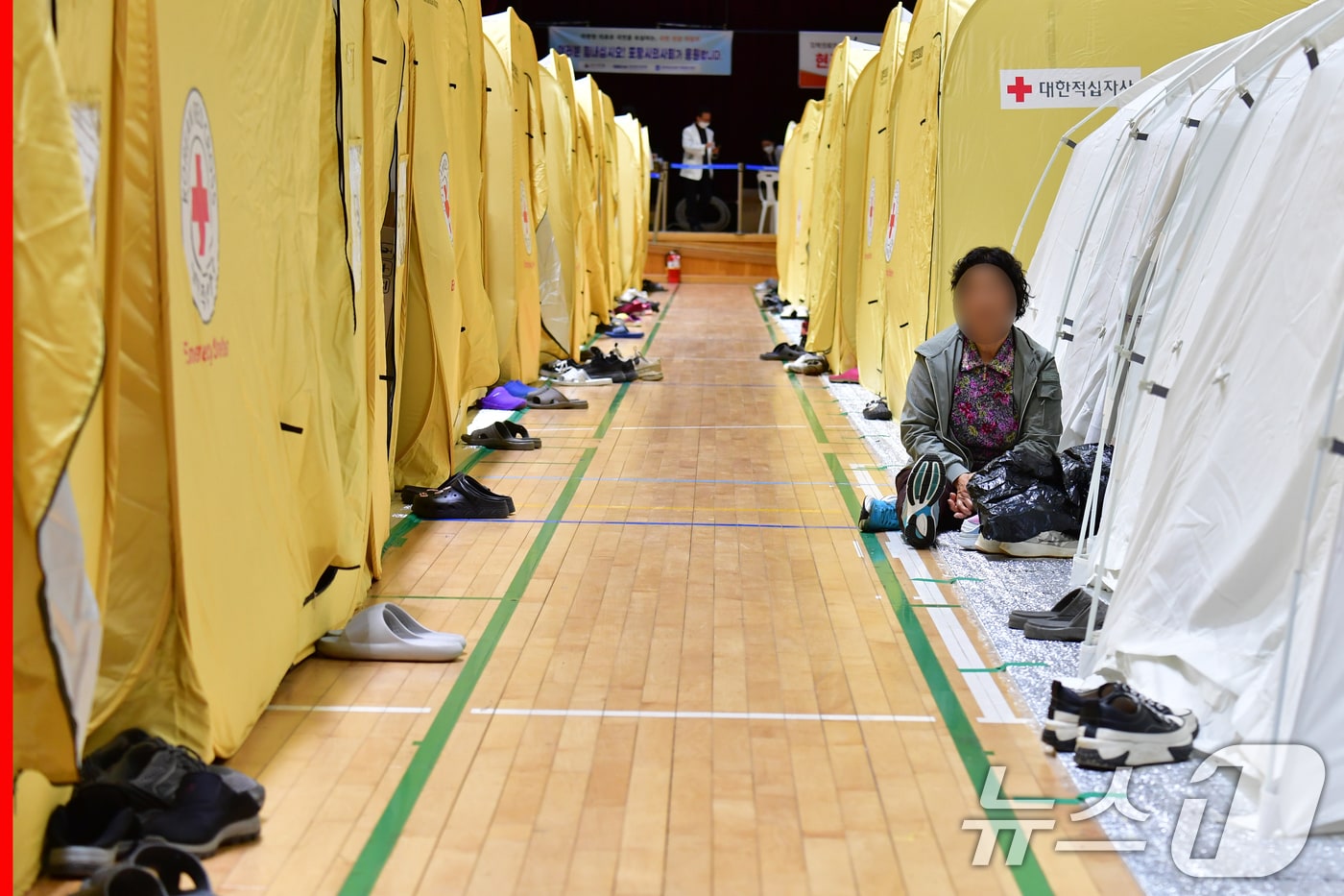 경북 영덕군 산불대피소인 영덕국민채육세터에서 이재민들이 8일째 생활하고 있다. 이재민들은 "많은 도움으로 다소 여유를 찾고 있지만 현재는 갈아입을 수 있는 속옷이 절실하다"고 말했다. 2025.4.3/뉴스1 ⓒ News1 최창호 기자