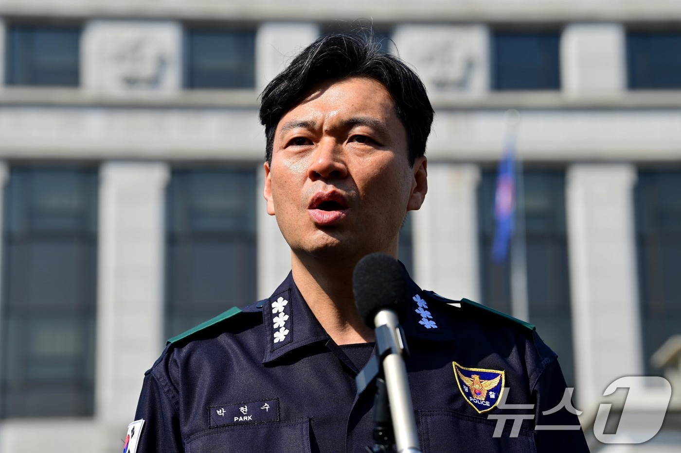 박현수 서울경찰청장 직무대리가 윤석열 대통령 탄핵 심판 선고를 하루 앞둔 지난 4월 3일 오전 서울 종로구 헌법재판소 앞에서 질서유지를 위한 시민들의 협조를 당부하고 있다. (공동취재)/뉴스1 ⓒ News1 이승배 기자