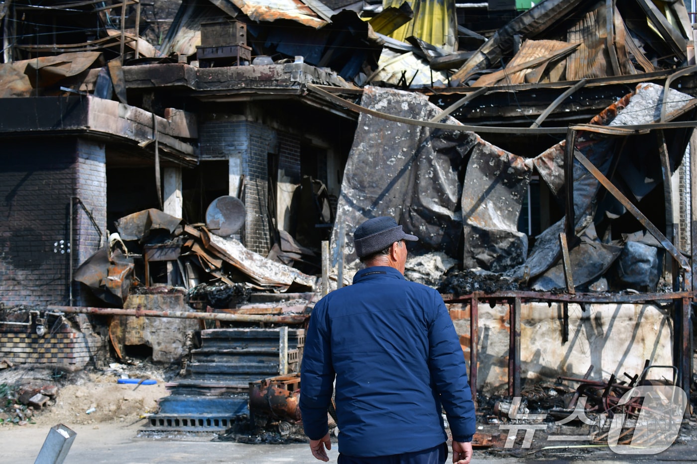 경북도는 27일 대형 산불 피해 지역인 영덕군 노물리에서 현장 회의 '전화위복 버스'(불을 이기고 뉴딜경북)를 열었다. 사진은 지난 4월 3일 노물리에서 70대 어촌계장이 피해상황을 둘러보는 모습. 2025.4.3/뉴스1 ⓒ News1 최창호 기자