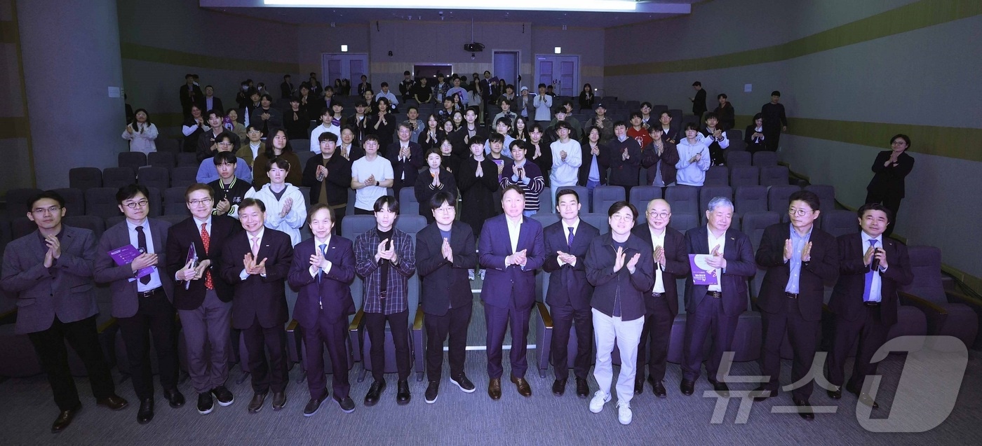 이광형(왼쪽 다섯번째) KAIST 총장과 최태원 대한상의 회장(오른쪽 일곱번째)이 지난 2일  KAIST 대전 본원에서 열린 AI 미래세대와의 토크콘서트’를 마친 뒤 기념사진을 찍고 있다. (KAIST 제공. 재판매 및 DB금지) /뉴스1