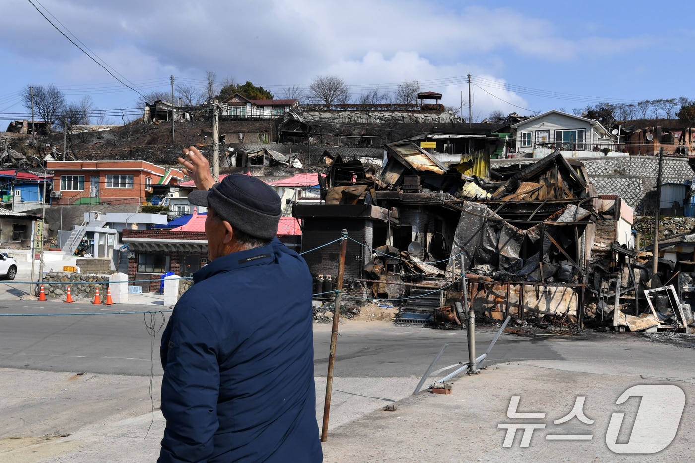 3일 오전 산불피해지역인 경북 영덕군 노물리에서 70대 어촌계장이 피해상황을 둘러보고 있다. 2025.4.3/뉴스1 ⓒ News1 최창호 기자