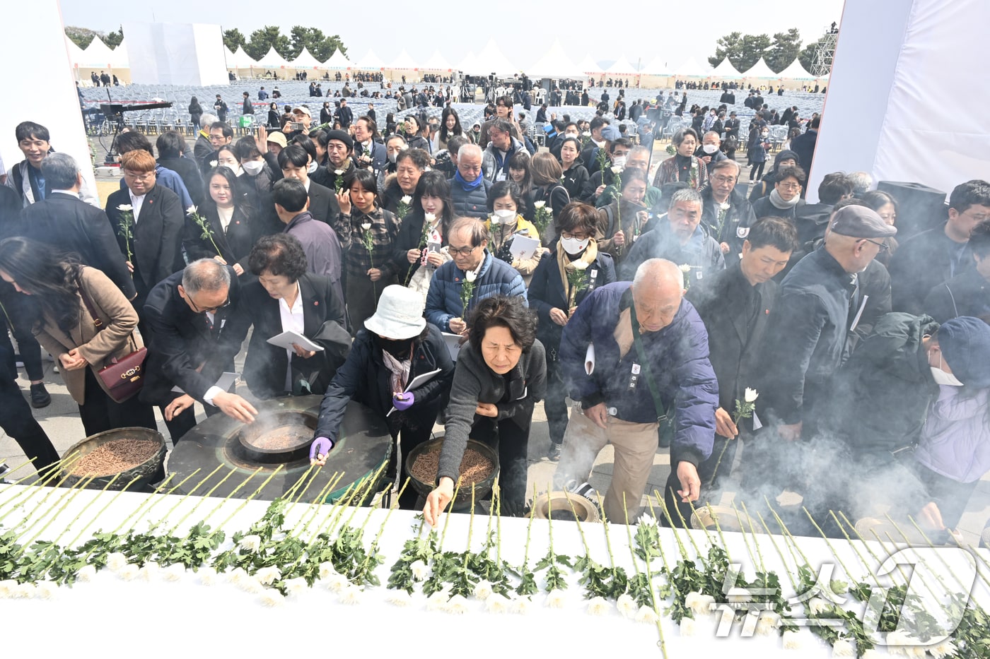 제77주년 제주4·3 추념일에서 시민들이 희생영령을 위해 헌화 분향하고 있는 모습. /뉴스1