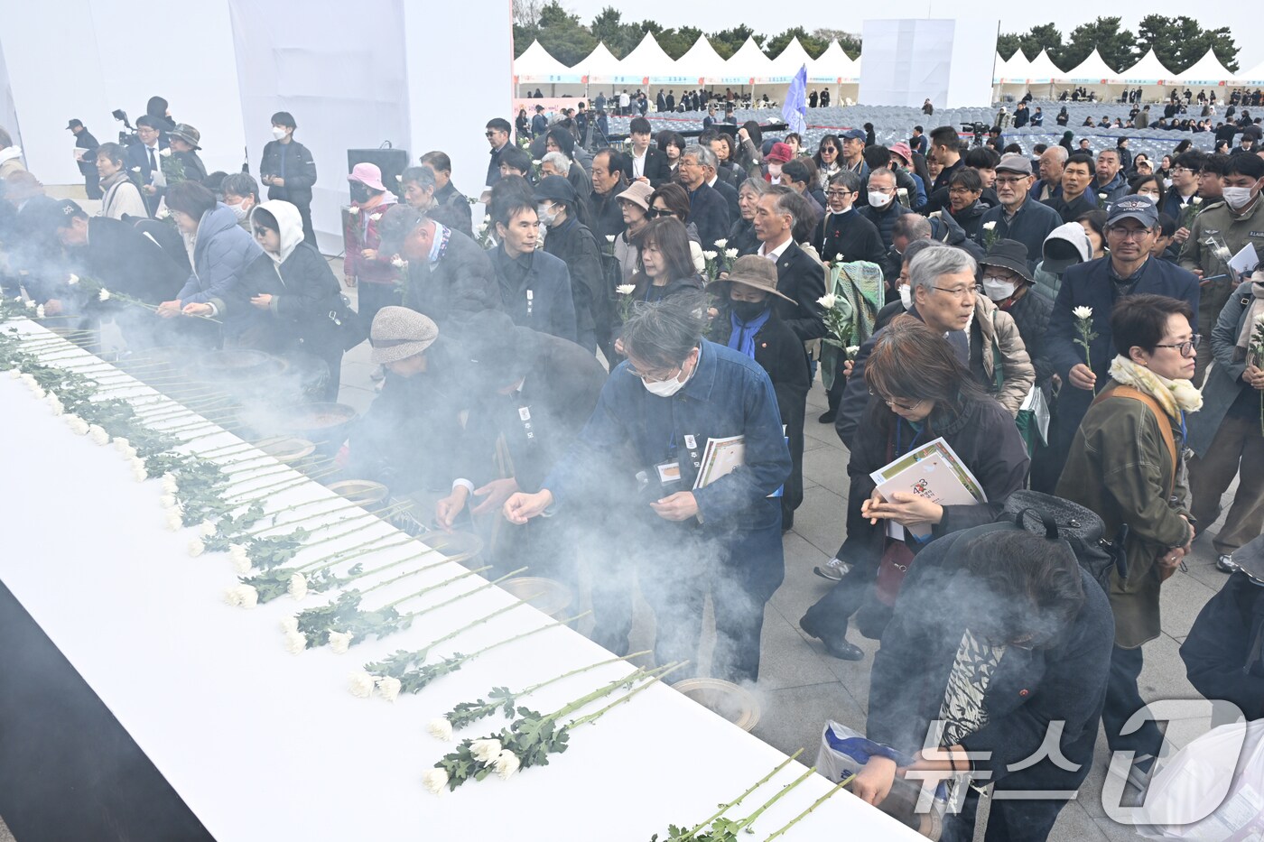 제77주년 제주4·3 추념일인 3일 오전 제주시 봉개동 제주4·3평화공원에서 시민들이 희생영령을 위해 헌화 분향하고 있다. (제주도사진기자회. 재판매 및 DB 금지) 2025.4.3/뉴스1 ⓒ News1 오현지 기자