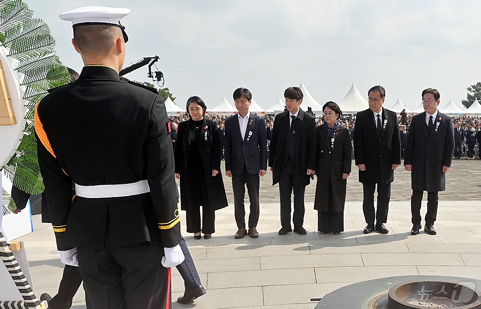 3일 오전 제주시 봉개동 제주4·3평화공원에서 행정안전부 주관으로 열린 제77주년 4·3 희생자 추념식에 참석한 여야 인사들.(제주도사진기자회. 재판매 및 DB 금지) 2025.4.3/뉴스1