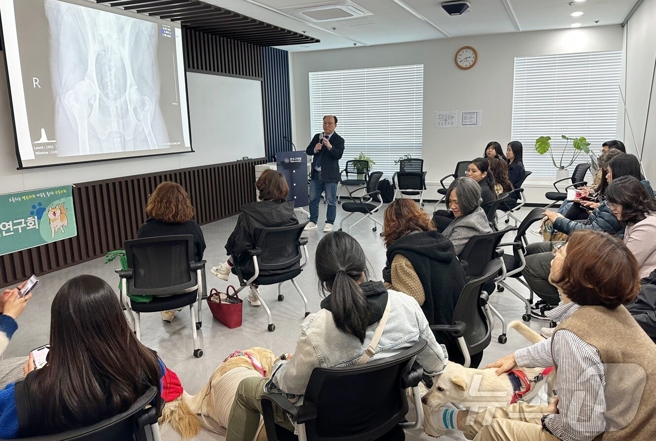 오이세 스카이동물메디컬센터 원장이 3월 28일 연수구의회에서 열린 반려정책 토크쇼에서 강연을 하고 있다(함께 제공). ⓒ 뉴스1
