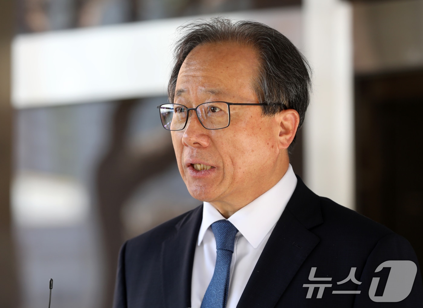 4·2 부산시교육감 재선거에 당선된 김석준 부산시교육감이 3일 부산시교육청으로 출근하며 취임 소감을 밝히고 있다. 2025.4.3/뉴스1 ⓒ News1 윤일지 기자