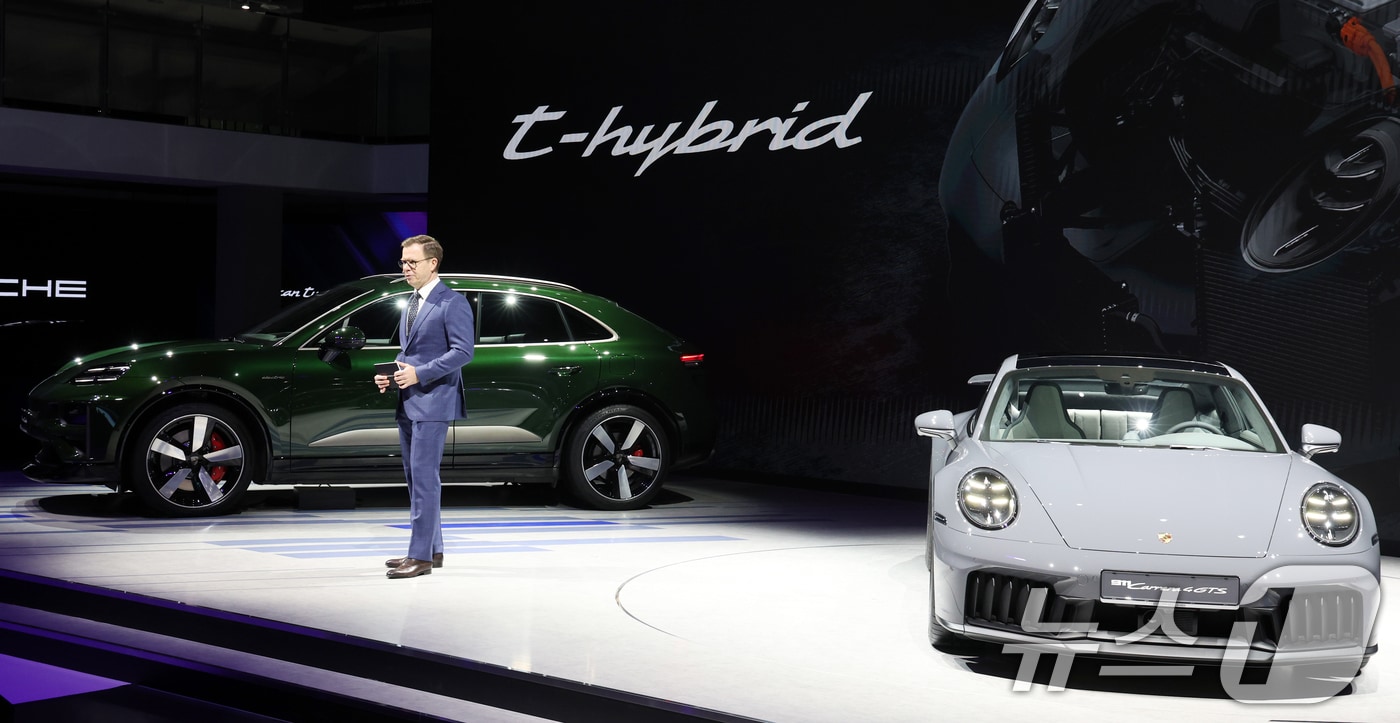 3일 경기도 고양시 킨텍스에서 열린 2025 서울모빌리티쇼에서 포르쉐 뉴 마칸과 신형 911 카레라 GTS가 공개되고 있다. 2025.4.3/뉴스1 ⓒ News1 김명섭 기자