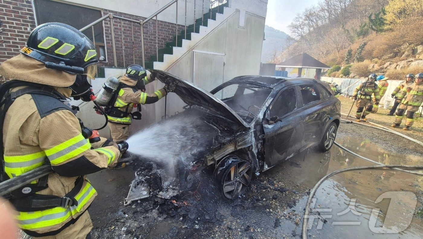  3일 오전 7시 48분께 충남 금산군 진산면 묵산리 한 주택에 주차된 수소차에서 화재가 발생했다. (충남 금산소방서 제공. 재판매 및 DB금지) /뉴스1