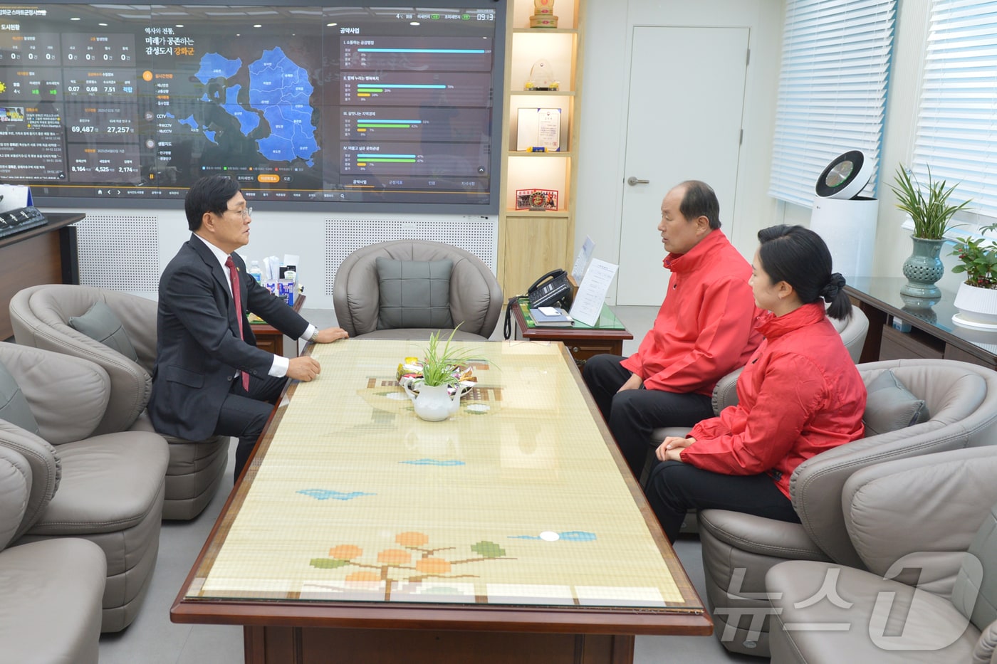 3일 오전 박용철 인천 강화군수(사진 왼쪽)이 4·2재보궐선거에서 당선된 윤재상 광역의원과 허유리 기초의원을 만나 협력 방안을 논의하고 있다.(인천 강화군 제공.재판매 및 DB금지)