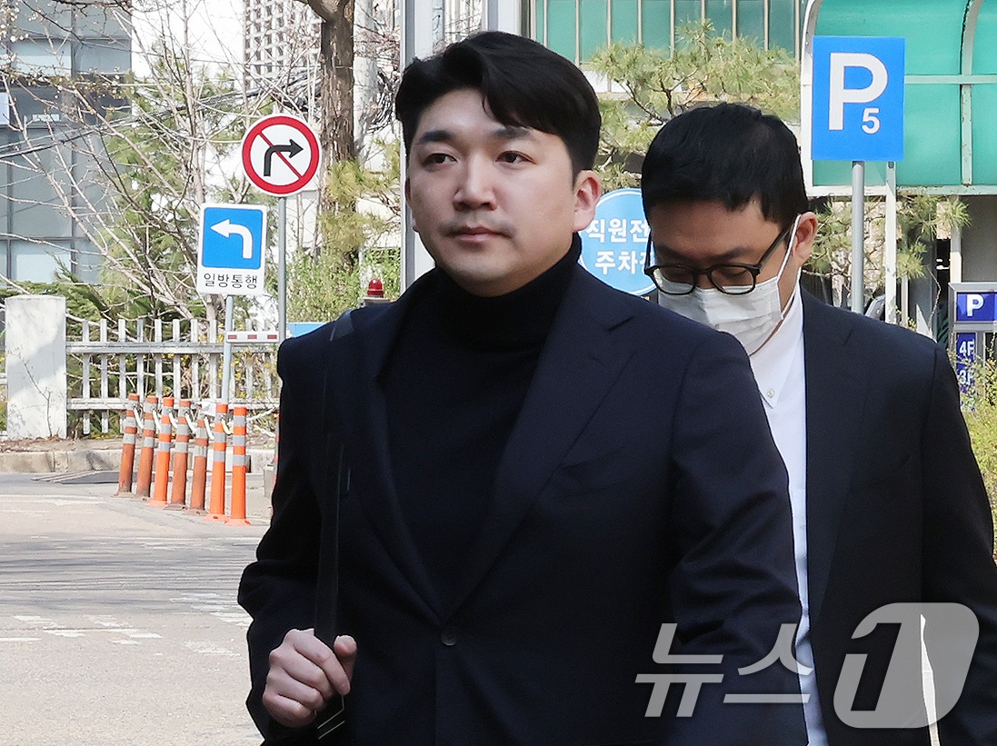 '정산지연' 최형록 발란 대표, 사기·횡령 혐의로 검찰 송치 - 뉴스 썸네일 이미지