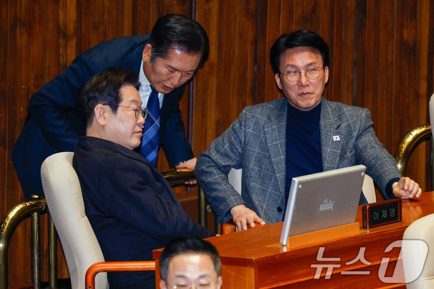 2025년 4월 3일 당시 이재명 더불어민주당 대표와 정청래 법사위원장, 김민석 최고위원이 서울 여의도 국회 본회의장에서 열린 경북·경남·울산지역 산불 사태 수습과 피해대책 마련 및 헌법질서 수호를 위한 긴급현안질문 중 대화하고 있는 모습. 2025.4.3 ⓒ 뉴스1 안은나 기자