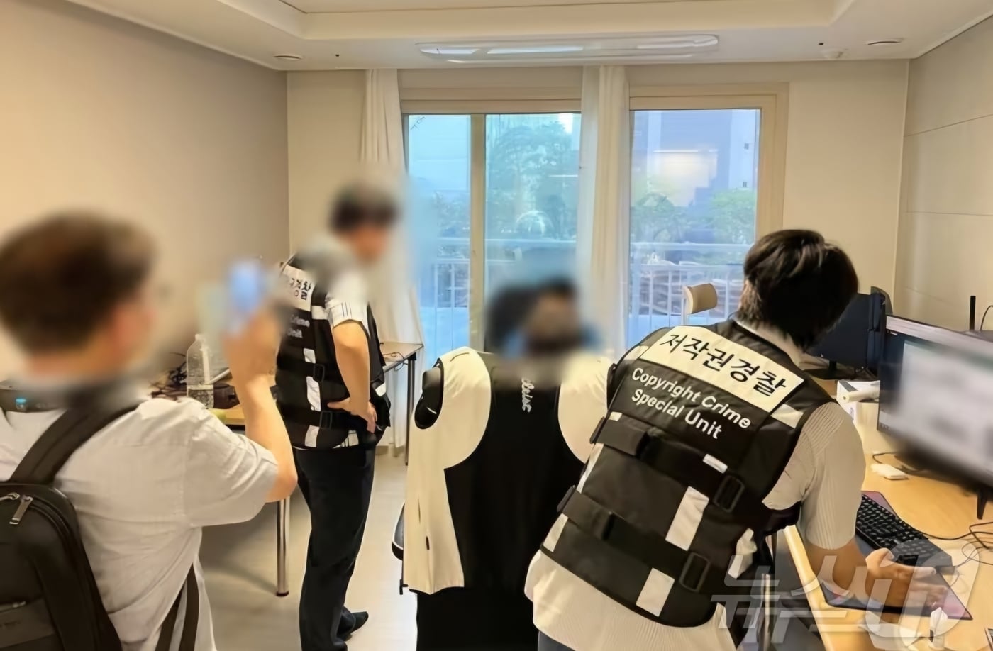 지난해 경찰이 웹소설·웹툰 불법 유통 사이트 &#39;아지툰&#39;의 운영자를 검거하고 있다. &#40;문체부 제공. 재판매 및 DB금지&#41; /뉴스1