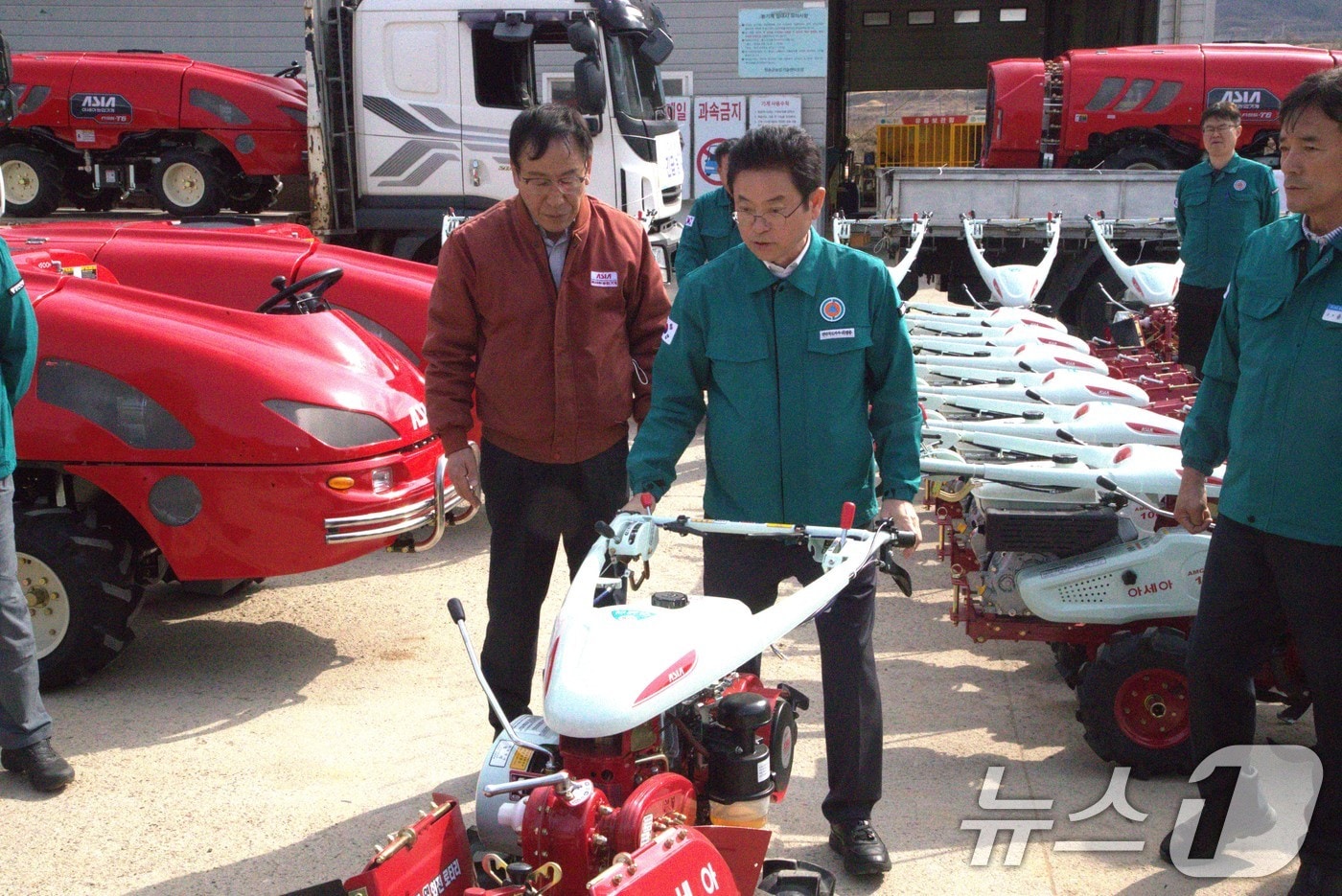 2일 이철우 경북도지사가 이번 산불로 농기계들이 불에 타버린 청송군 농민들에게 지원한 농기계들을 직접 점검하고 있다. .2025.4.3./뉴스1 신성훈 기자 2025.4.3/뉴스1 ⓒ News1 신성훈 기자