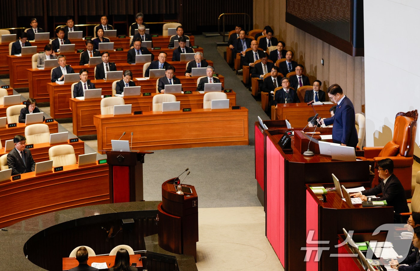 우원식 국회의장이 3일 오후 서울 여의도 국회에서 열린 제423회국회(임시회) 제4차 본회의에서 경북·경남·울산지역 산불 사태 수습과 피해대책 마련 및 헌법질서 수호를 위한 긴급현안질문을 상정하고 있다. 2025.4.3/뉴스1 ⓒ News1 안은나 기자