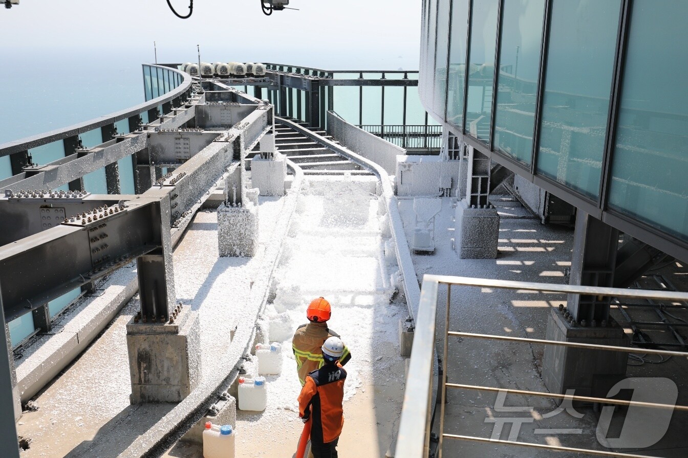 3일 부산 해운대구 LCT 랜드마크 타워에서 부산 소방이 방수폼을 뿌리고 있다.(부산소방재난본부 제공. 재판매 및 DB 금지)