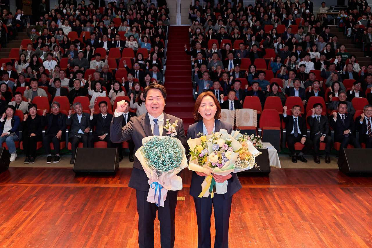 오세현 아산시장이 직원 월례모임을 마친 뒤 기념촬영하고 있다. &#40;아산시청 제공. 재판매 및 DB금지&#41;/뉴스1