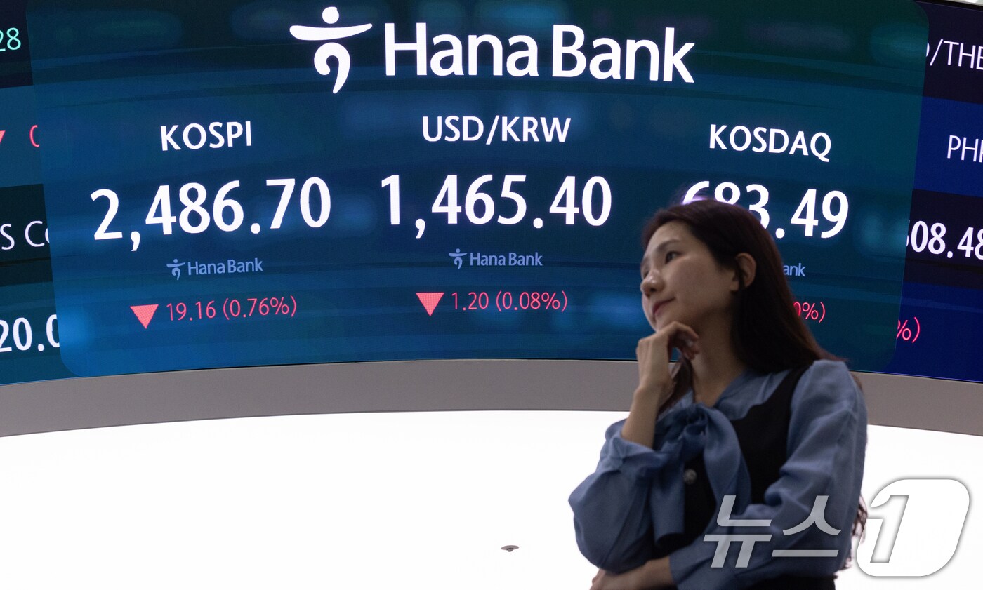 서울 중구 하나은행 본점 딜링룸 전광판./뉴스1 ⓒ News1 이승배 기자