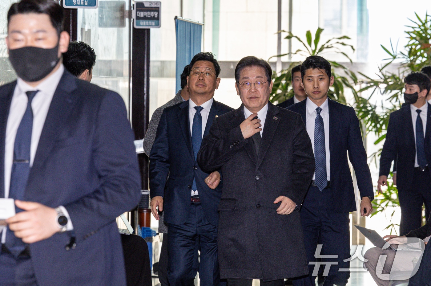 이재명 더불어민주당 대표가 3일 오후 서울 여의도 국회 당대표실에서 나와 차량으로 향하고 있다. 2025.4.3/뉴스1 ⓒ News1 이재명 기자