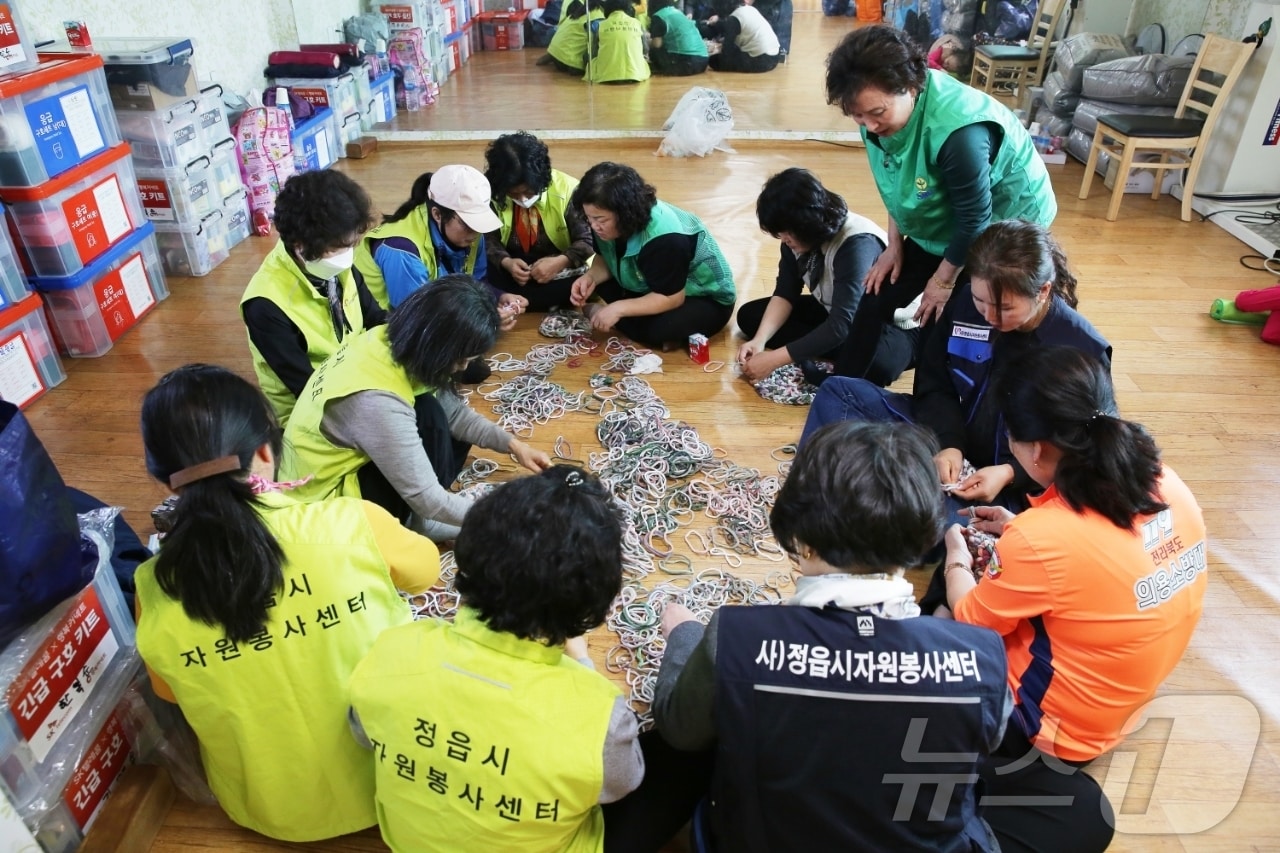 정읍시자원봉사센터가 산불 피해로 어려움을 겪고 있는 소성면 금동마을 이재민들을 돕기 위한 다양한 맞춤형 자원봉사활동을 펼치고 있다.(정읍시 제공. 재판매 및 DB금지)